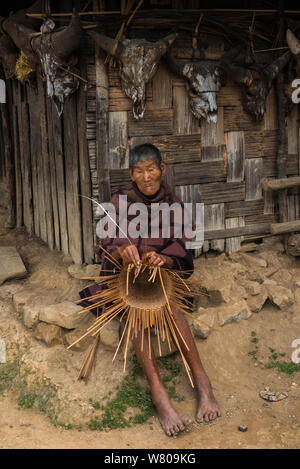 Chang Naga man making panier, Chang Naga, homme Tuensang district. Le Nagaland, dans le Nord Est de l'Inde, octobre 2014. Banque D'Images