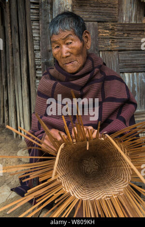 Chang Naga man making panier, Chang Naga, homme Tuensang district. Le Nagaland, dans le Nord Est de l'Inde, octobre 2014. Banque D'Images