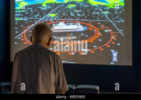 Visiteur à la vidéo au film sur la navigation moderne dans le Mercator musée sur l'histoire de la cartographie, Sint-Niklaas, Flandre orientale, Belgique Banque D'Images