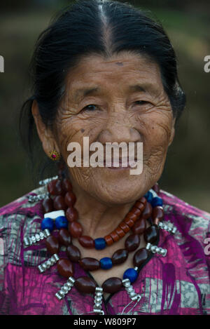 Portrait de femme âgée, Mokokchung Ao Naga district. Le Nagaland, dans le Nord Est de l'Inde, octobre 2014. Banque D'Images