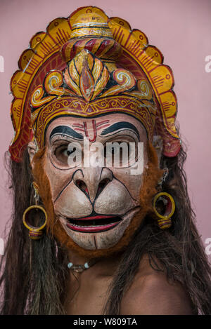 Dans l'homme de la tribu Mising masque Hanuman, Raas festival. La tribu Mising, Majuli, l'Île du Brahmapoutre, de l'Assam, au nord-est de l'Inde. Banque D'Images