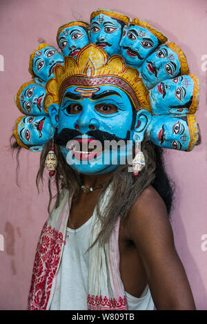 Femme Mising dans un masque de Kali, l'île de Majuli festival Raas, Brahmapoutre, l'Assam, au nord-est de l'Inde. Octobre 2014. Banque D'Images