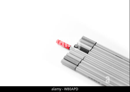 Concept de penser différente avec un marqueur rouge se démarquer de la foule, symbole et concept de caractère distinctif, la dissidence, l'originalité, le leadership Banque D'Images