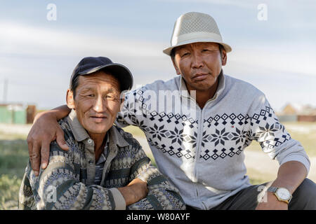 Deux hommes de Mongolie posant dans leur village. Banque D'Images