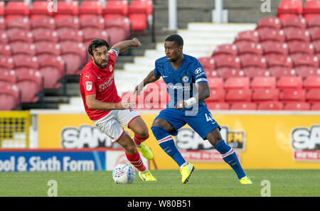 Marc Guehi de Chelsea U21 & Michael Doughty de Swindon Town au cours de la phase de groupes de l'Leasing.com Trophy match entre Swindon Town et Chelsea U21 a Banque D'Images