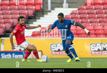 Marc Guehi de Chelsea U21 & Michael Doughty de Swindon Town au cours de la phase de groupes de l'Leasing.com Trophy match entre Swindon Town et Chelsea U21 a Banque D'Images