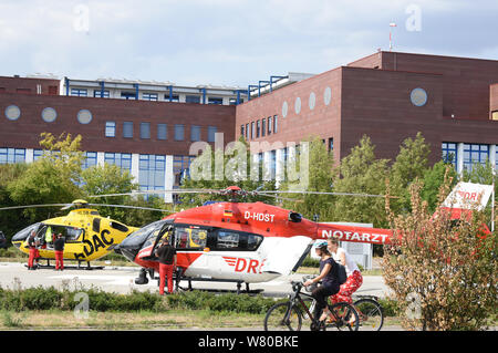 01 août 2019, Saxe, Leipzig : Sur l'hélisurface en face du centre du Cœur de Leipzig, il y a un hélicoptère de l'air rescue DRF et de l'ADAC. Hélicoptères DRF voler à 31 stations de la DRF Luftrettung. ADAC Luftrettung gGmbH fait partie de la fonction du système de services de sauvetage en Allemagne et est alerté par le numéro d'urgence européen 112. Comme l'une des plus grandes organisations de secours aérien en Europe, ADAC Luftrettung commence autour de 54 000 par an à partir de 36 missions d'affectation. Photo : Waltraud Grubitzsch//dpa-Zentralbild Banque D'Images