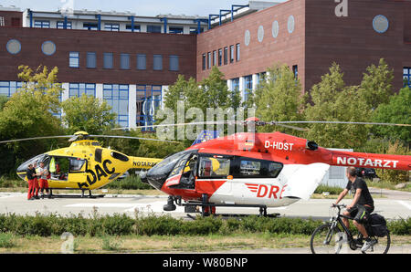 01 août 2019, Saxe, Leipzig : Sur l'hélisurface en face du centre du Cœur de Leipzig, il y a un hélicoptère de l'air rescue DRF et de l'ADAC. Hélicoptères DRF voler à 31 stations de la DRF Luftrettung. ADAC Luftrettung gGmbH fait partie de la fonction du système de services de sauvetage en Allemagne et est alerté par le numéro d'urgence européen 112. Comme l'une des plus grandes organisations de secours aérien en Europe, ADAC Luftrettung commence autour de 54 000 par an à partir de 36 missions d'affectation. Photo : Waltraud Grubitzsch//dpa-Zentralbild Banque D'Images