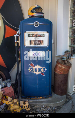 Un vintage obsolètes, hors service, mesurée en gallons bleu Sunoco 200 pompe à gaz. Banque D'Images