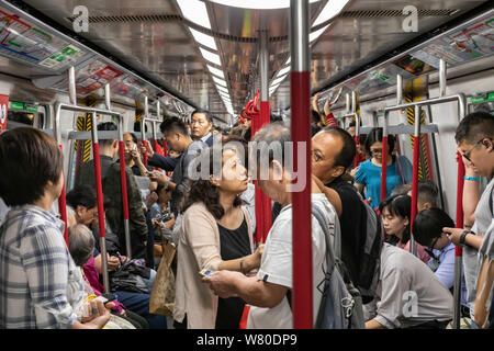 Les passagers du métro MRT, Hong Kong, SAR, Chine Banque D'Images