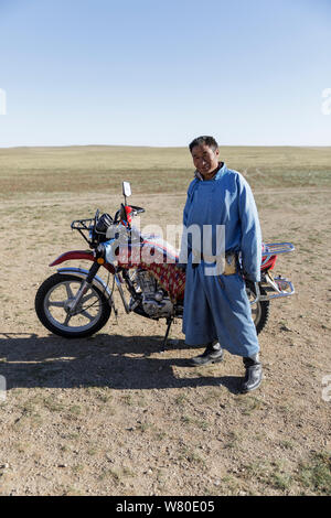 Homme portant la traditionnelle mongole deel. Banque D'Images