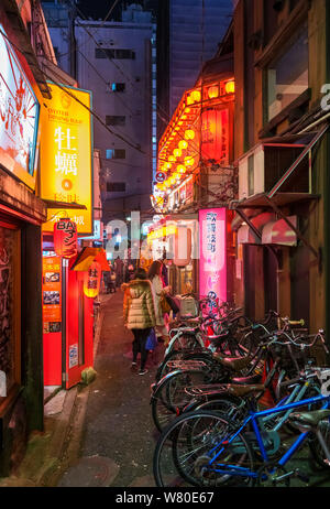 Côté rue la nuit dans le quartier de Kabukichō, Shinjuku, Tokyo, Japon Banque D'Images