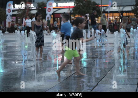 Juillet 2019 mois le plus chaud de la terre était de l'histoire, battant ou lier juillet 2016. Тhe vague de chaleur a fait les enfants dans la ville de fontaines Banque D'Images