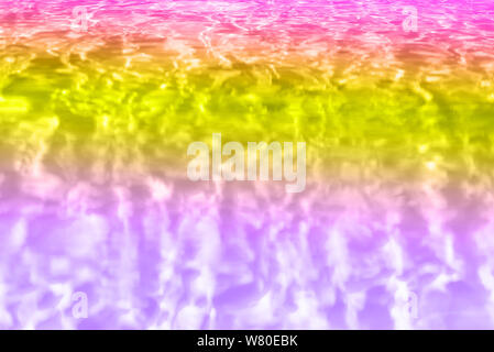 Close up texture eau abstrait. L'eau des piscines dans un fond de couleur corail. L'espace de copie, vue du dessus Banque D'Images