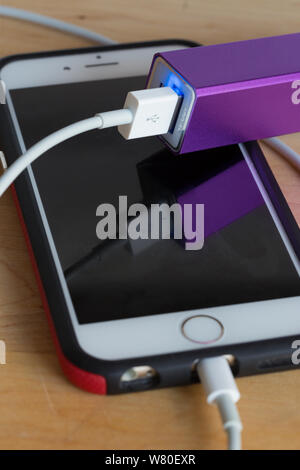 Chargeur de téléphone partable et iPhone Close Up, USA Banque D'Images
