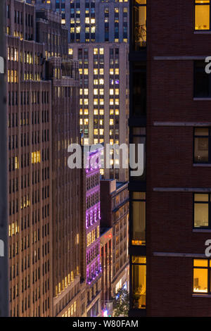 Office de Tourisme et de bâtiments résidentiels à Murray Hill dans la nuit, NYC, USA Banque D'Images