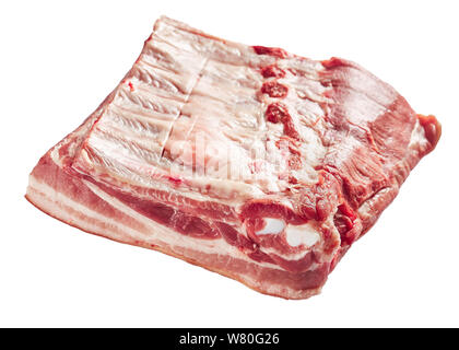 Flanc de porc crus avec les côtes levées et la peau isolé sur le fond blanc, vue de dessus, close-up Banque D'Images