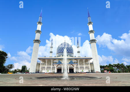 Le Sultan Salahuddin Abdul Aziz Shah mosquée, également connu sous le nom de mosquée bleue, est la Mosquée nationale de Selangor, Malaisie. Il est situé dans la région de Shah Alam et est Banque D'Images