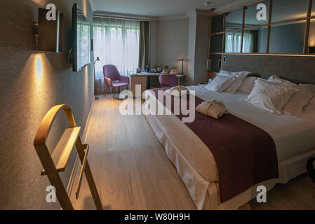 Vue intérieure horizontale de chambre de luxe dans un nouvel hôtel de charme. Banque D'Images