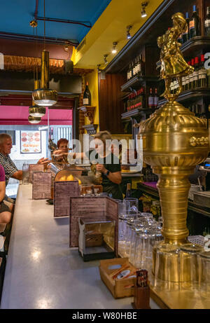 Vue verticale d'un bar à Tapas typique de Madrid. Banque D'Images