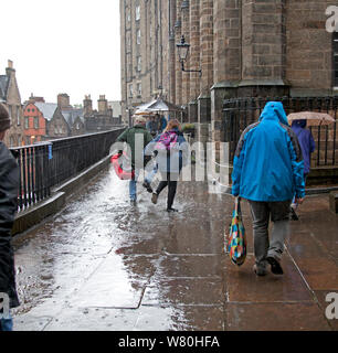 Edinburgh, Ecosse, Royaume-Uni. 7 août 2019.Des pluies torrentielles a frappé la ville avec le tonnerre et la foudre en fin d'après-midi, causant plus de fonctionner pour couvrir sous leurs parapluies, légère inondation s'est produite dans le centre-ville, au-dessus de la rue Victoria. Banque D'Images