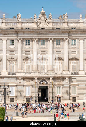 Vue aérienne verticale du Palais Royal et de la Plaza de Oriente à Madrid. Banque D'Images