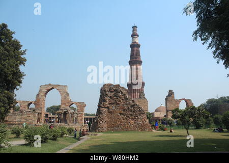 Qutb complexe, y compris la Tour de Qutb Minar Banque D'Images