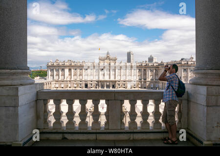 Vue aérienne de l'horizontale le Palais Royal de Madrid. Banque D'Images