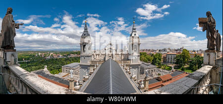 L'antenne horizontale à travers la ville de Madrid. Banque D'Images