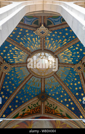 Close up vertical de la coupole peinte à la cathédrale de l'Almudena à Madrid. Banque D'Images