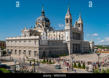 L'horizontale vue aérienne de la cathédrale de l'Almudena à Madrid. Banque D'Images
