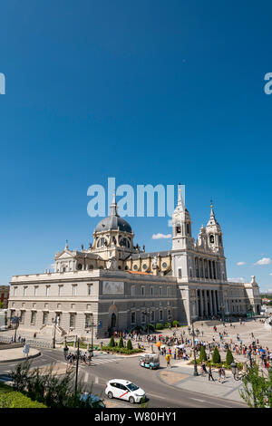 Vue verticale de la cathédrale de l'Almudena à Madrid. Banque D'Images