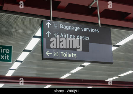 Terminal de l'aéroport information sign Banque D'Images