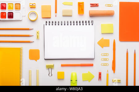 Papeterie de bureau de couleur orange et blanc sur le bloc-notes Banque D'Images