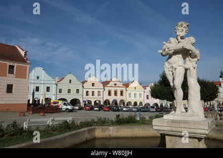 République tchèque, Ville de La Renaissance de Telc, UNESCO World Heritage Site, statue Baroque de Silenius holding baby Dionisos Banque D'Images