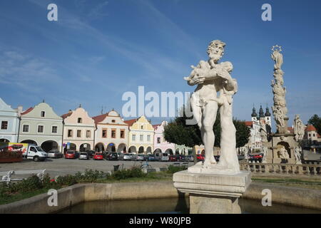 République tchèque, Ville de La Renaissance de Telc, UNESCO World Heritage Site, statue Baroque de Silenius holding baby Dionisos Banque D'Images