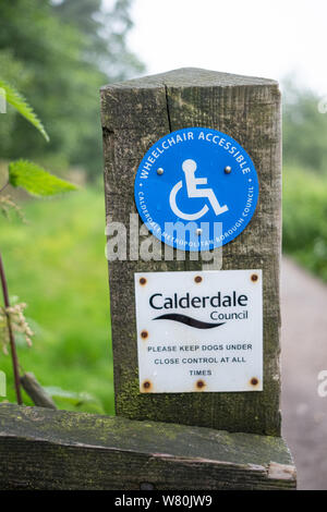 Chemin Accessible aux fauteuils roulants à Ogden réservoir d'eau et réserve naturelle, Halifax, West Yorkshire, Royaume-Uni Banque D'Images