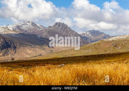 À la recherche de l'autre côté de la vallée de l'Ogwen sur les gammes Glyderau, Parc National de Snowdonia Banque D'Images