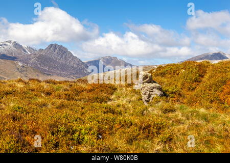 À la recherche de l'autre côté de la vallée de l'Ogwen sur les gammes Glyderau, Parc National de Snowdonia Banque D'Images