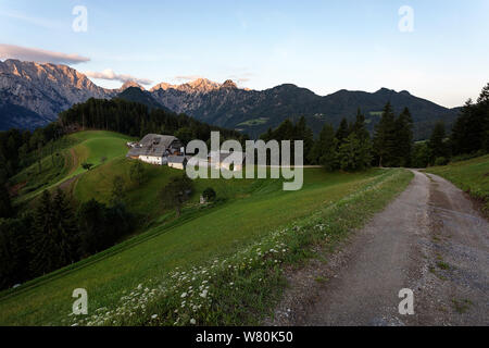 Matin vue sur une ferme de montagne à partir de la route panoramique de panne, la Slovénie, l'Europe au lever du soleil. Banque D'Images