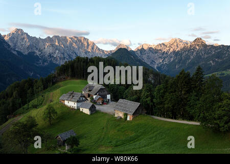 Matin vue sur une ferme de montagne à partir de la route panoramique de panne, la Slovénie, l'Europe au lever du soleil. Banque D'Images