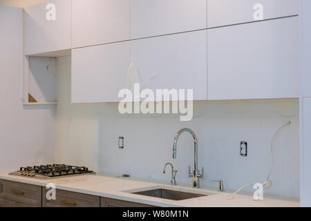 Armoires de cuisine sur mesure à diverses étapes de l'installation d'armoires de cuisine Banque D'Images