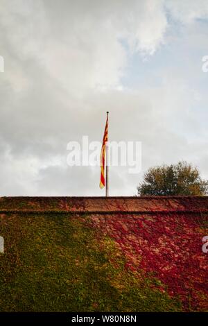 Barcelone, Espagne ; le 26 septembre, 2017 : La Catalogne Drapeau à Montjuich Château à Barcelone Banque D'Images