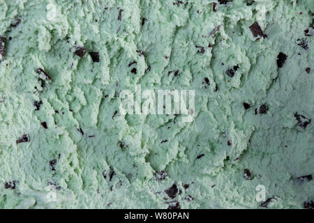 Vue de dessus de la crème glacée saveur menthe avec copeaux de chocolat à la case Banque D'Images