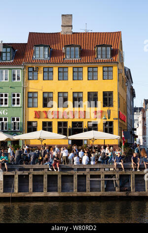 - Copenhague Copenhague Nyhavn pub dans un vieux bâtiment coloré sur le canal à 17, du port de Nyhavn, Copenhague Danemark Scandinavie Europe Banque D'Images