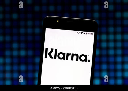 Sur cette photo, l'illustration Klarna AB Banque logo est vu affichée sur un smartphone. Banque D'Images