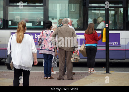 Les piétons appuyer sur le bouton et attendre que la synchronisation des feux de circulation pour changer de sorte qu'ils peuvent traverser une route très fréquentée en toute sécurité dans le centre-ville de Bolton England UK photo DON TONGE Banque D'Images