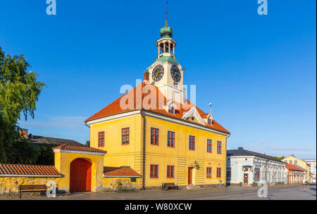 Hôtel de ville et maisons bien conservées dans le centre-ville en bois de la ville de Rauma, Finlande Banque D'Images