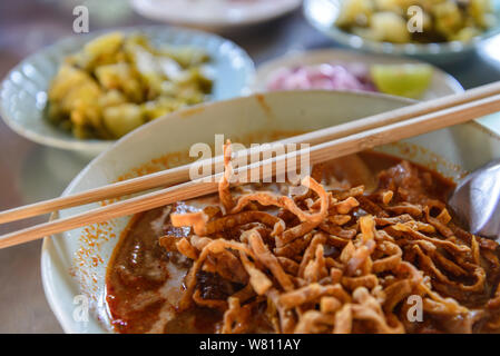 Vue rapprochée de Khao Khao Soy ou signature locale de Nonthen la soupe de nouilles de la Thaïlande et le Laos. Banque D'Images