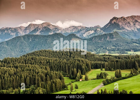 Allemagne, Bavière, Eisenberg Allgaeu, Château, vue sur la montagne Banque D'Images